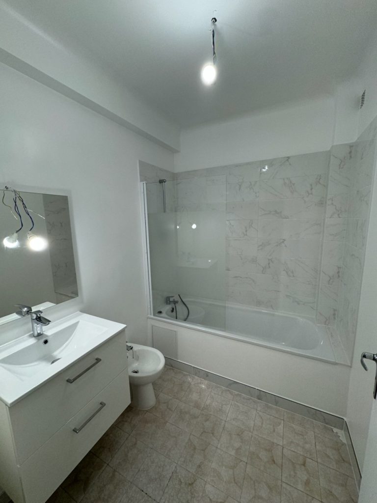Salle de bain - APRES les travaux de rénovation par ADRI BAT