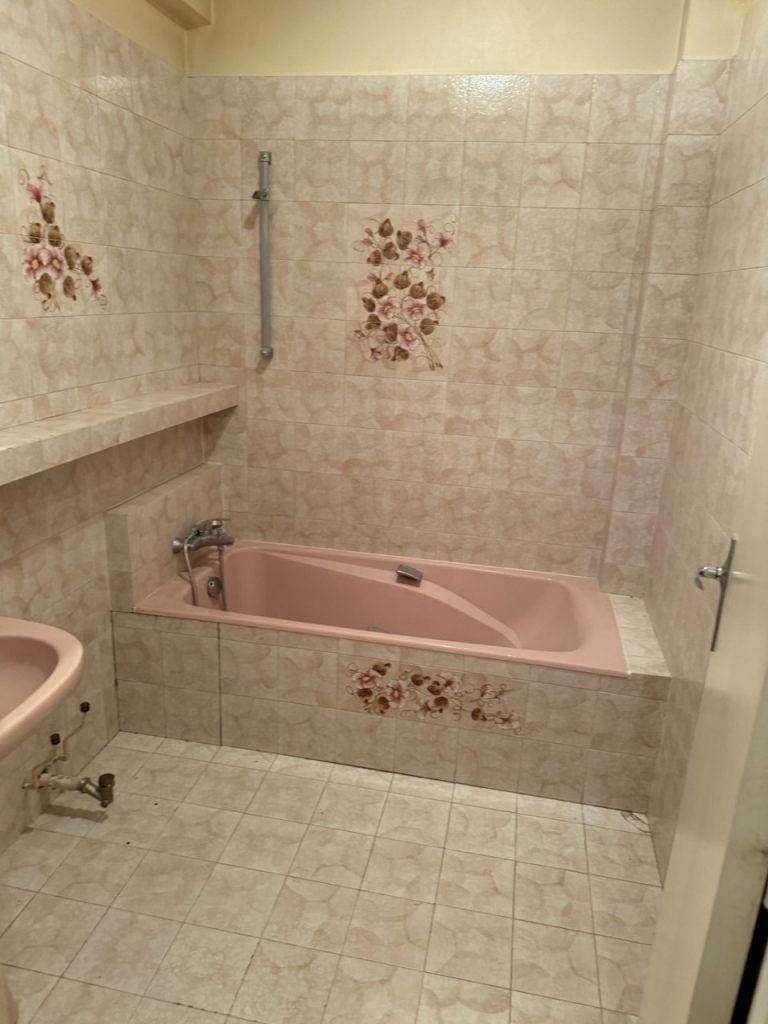 Salle de bain - AVANT les travaux de rénovation par ADRI BAT