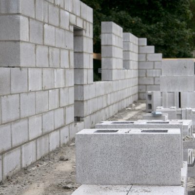 Un mur en construction avec des parpaings