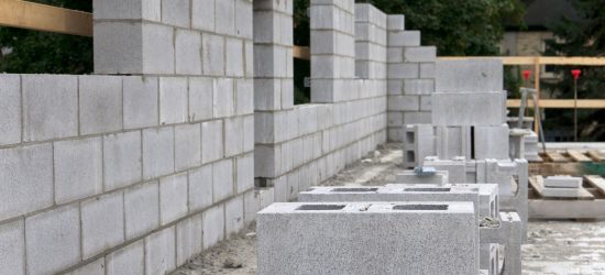 Un mur en construction avec des parpaings