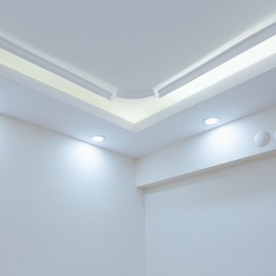 Un plafond blanc avec ampoules à LED et néon incorporés