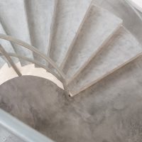 Un escalier de béton en colimaçon