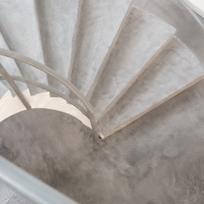 Un escalier de béton en colimaçon