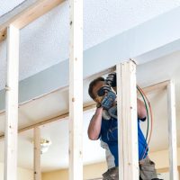 Un homme en train de monter une cloison
