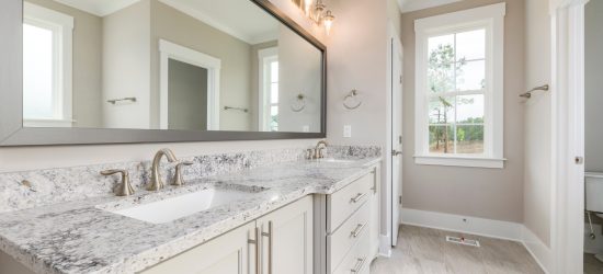 Une salle de bain entièrement rénovée