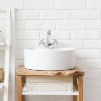 Un lavabo design posé dans une salle de bain rénovée