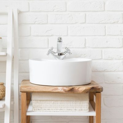 Un lavabo design posé dans une salle de bain rénovée