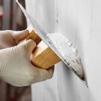 travail de plâtrerie sur un mur